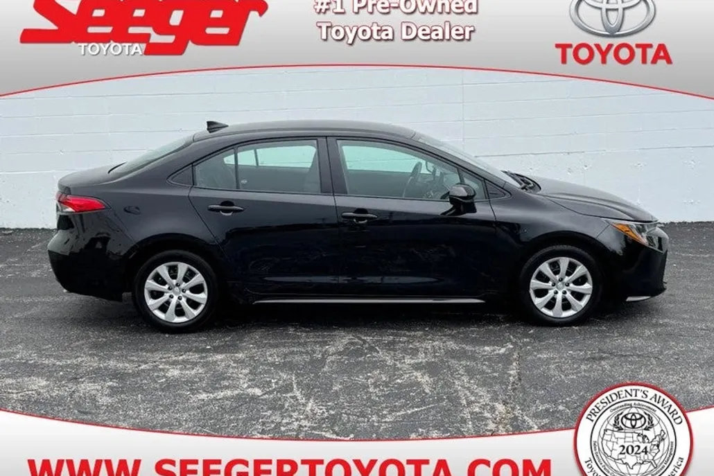 2025 Toyota Corolla LE photo 1