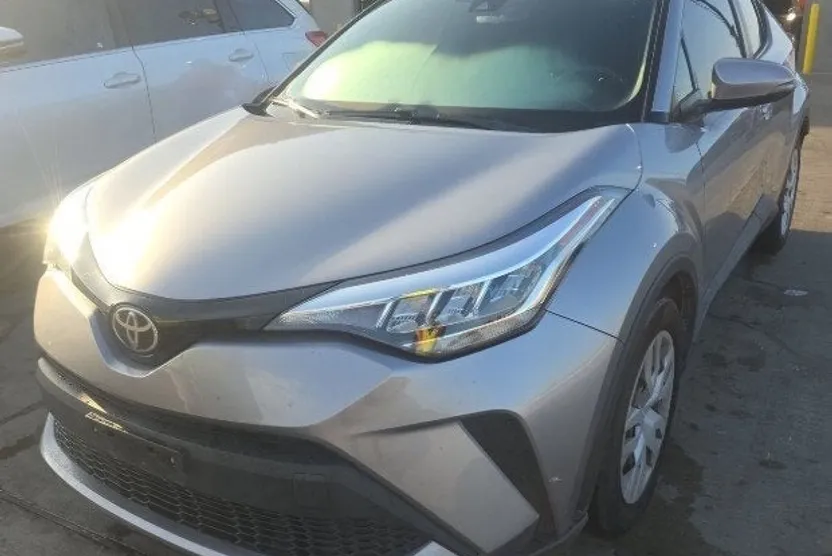 2020 Toyota C-HR LE photo 1