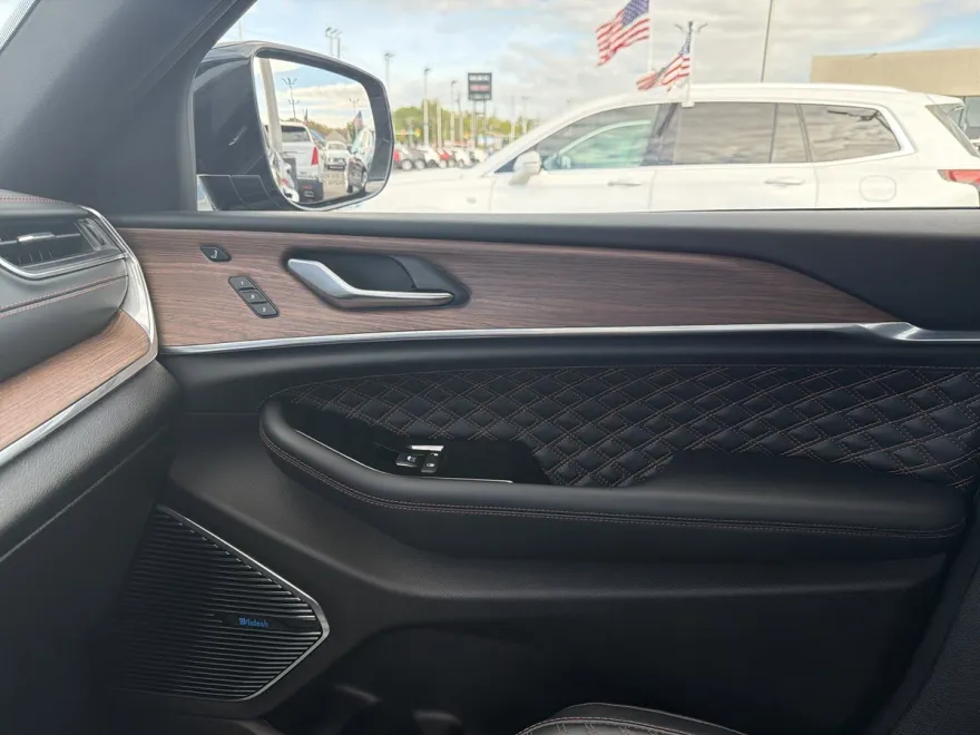 2022 Jeep Cherokee Summit 4xe photo 1