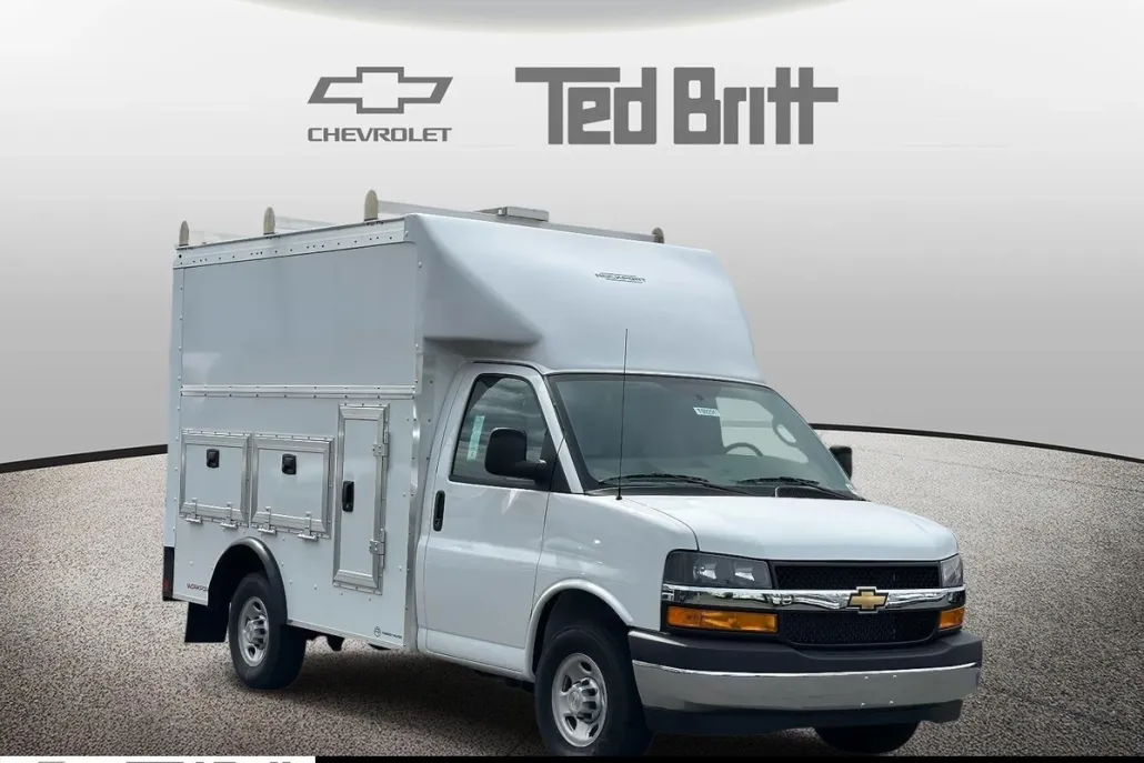 2025 Chevrolet Express Cutaway 3500 photo 1