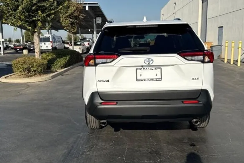 2023 Toyota RAV4 XLE photo 1