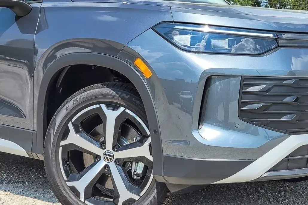 2025 Volkswagen Tiguan SE photo 1