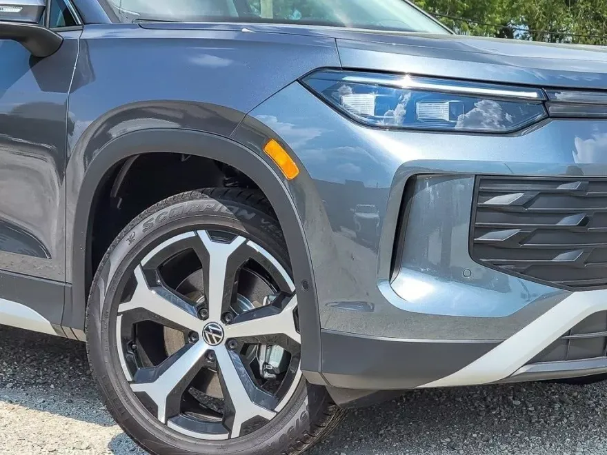 2025 Volkswagen Tiguan SE photo 1