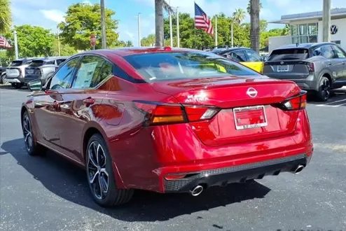 2025 Nissan Altima SR photo 3