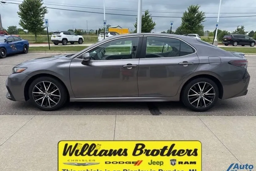 2023 Toyota Camry SE photo 1