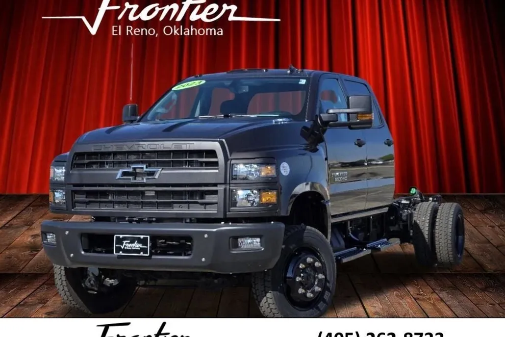 2023 Chevrolet Silverado 5500HD LT photo 1