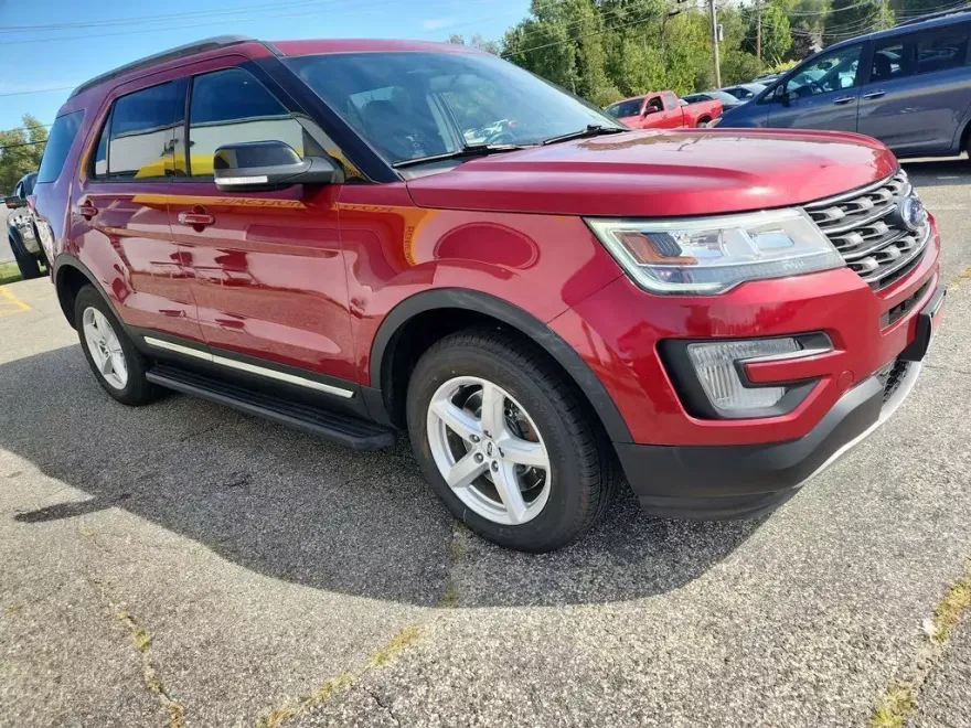 2017 Ford Explorer XLT photo 1