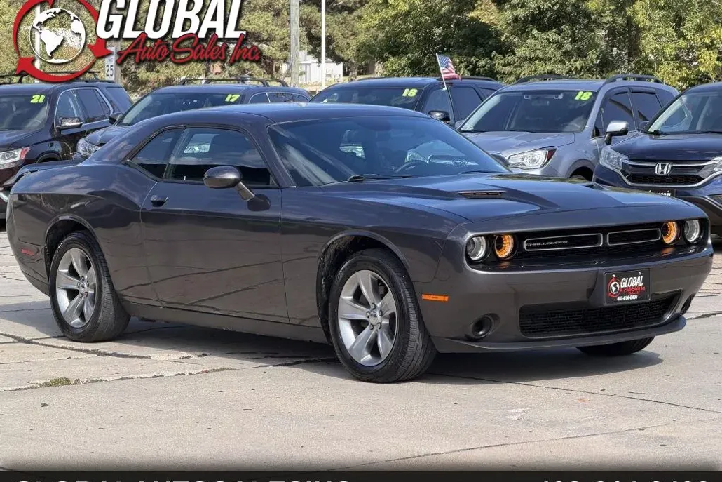 2016 Dodge Challenger SXT photo 1