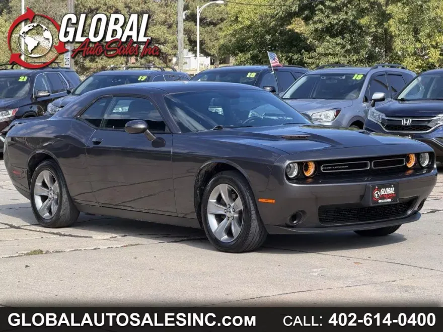 2016 Dodge Challenger SXT photo 1