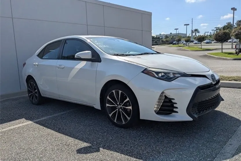 2017 Toyota Corolla SE photo 1