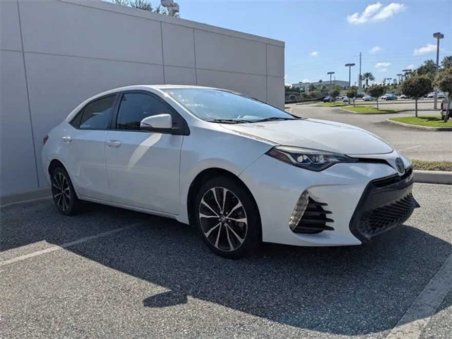 2017 Toyota Corolla SE photo 1
