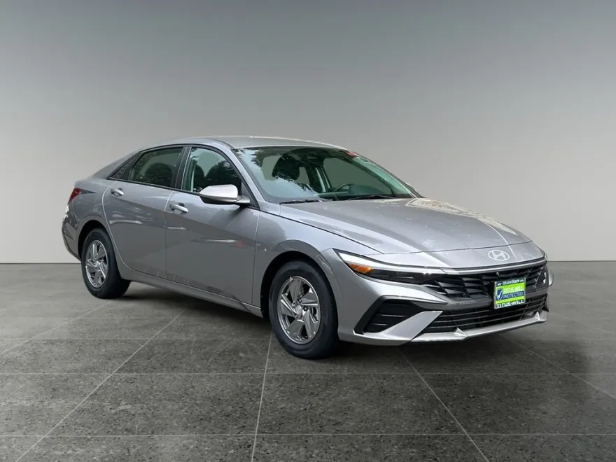 2025 Hyundai Elantra SE photo 1