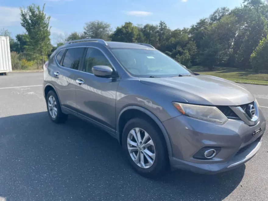 2016 Nissan Rogue SV photo 1