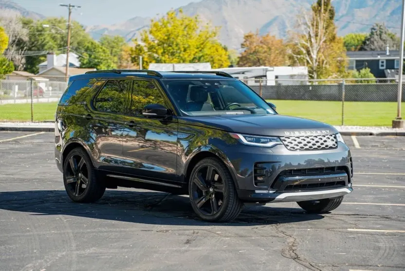 2023 Land Rover Discovery Metropolitan Edition photo 1