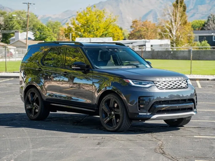 2023 Land Rover Discovery Metropolitan Edition photo 1