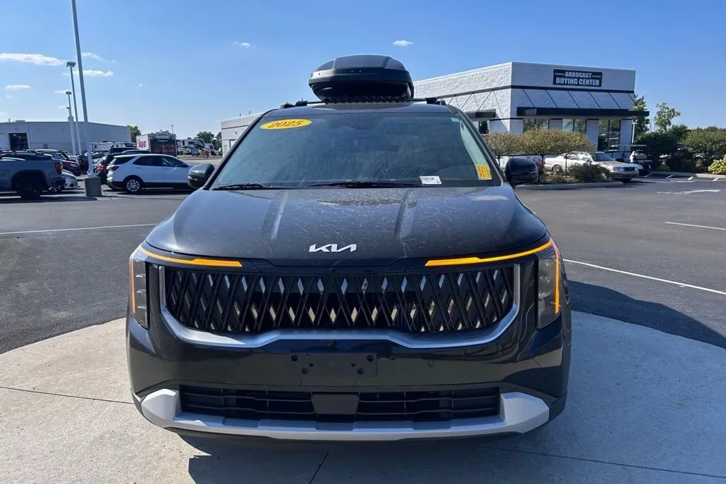 2025 Kia Carnival EX photo 1