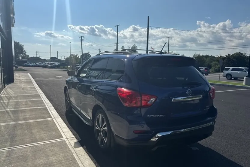 2018 Nissan Pathfinder Platinum photo 1