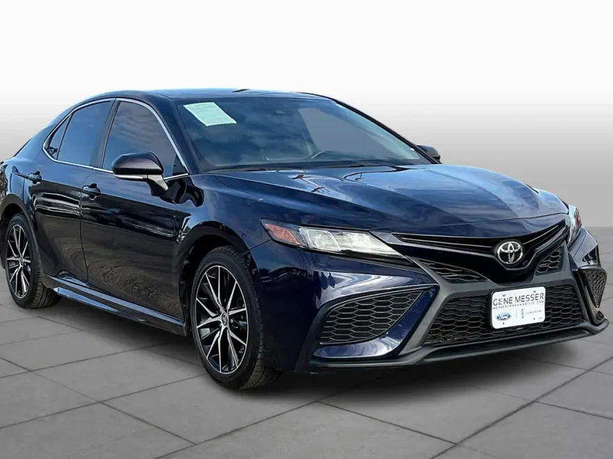 2022 Toyota Camry SE photo 1