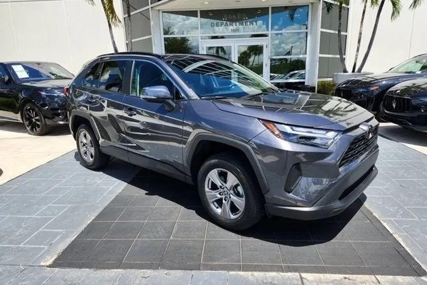 2023 Toyota RAV4 XLE photo 1