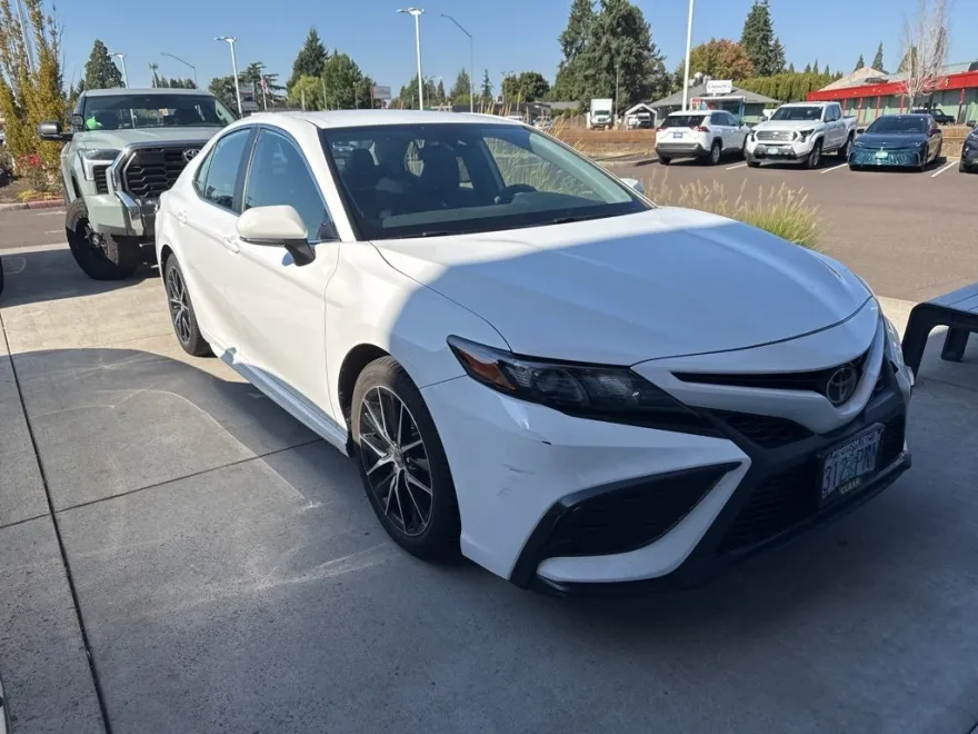 2024 Toyota Camry SE photo 1