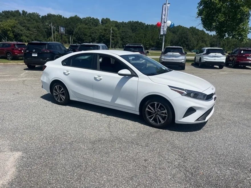 2023 Kia Forte LXS photo 1
