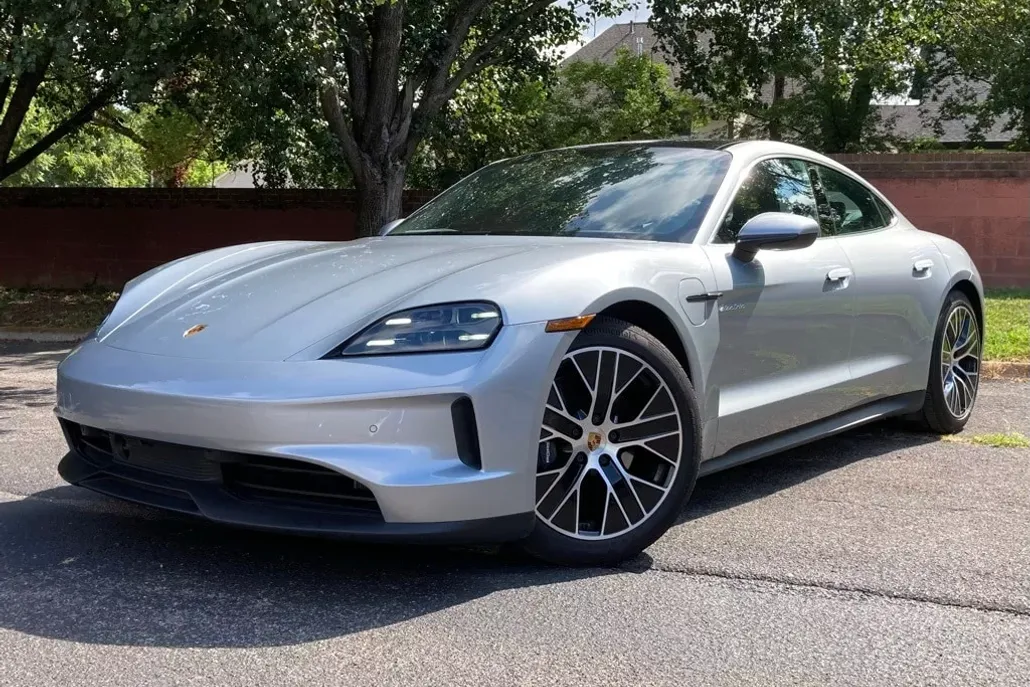 2025 Porsche Taycan 4S photo 1