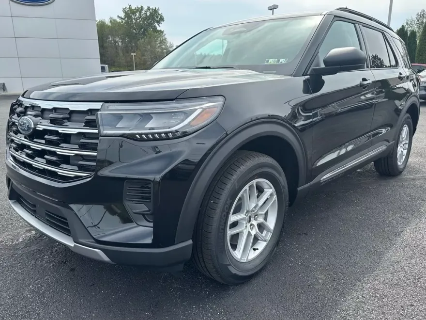 2025 Ford Explorer photo 1