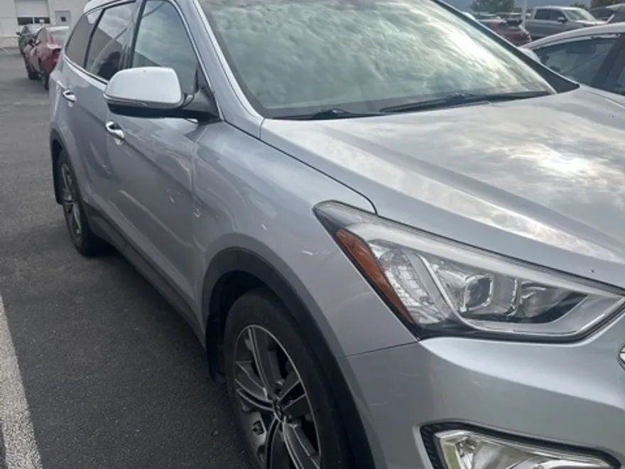 2016 Hyundai Santa Fe SE photo 1