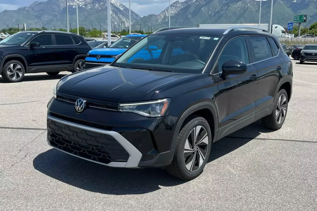 2025 Volkswagen Taos SE photo 1