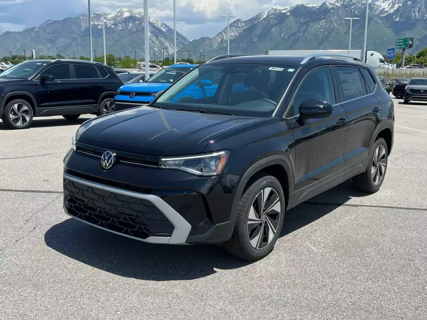2025 Volkswagen Taos SE photo 1