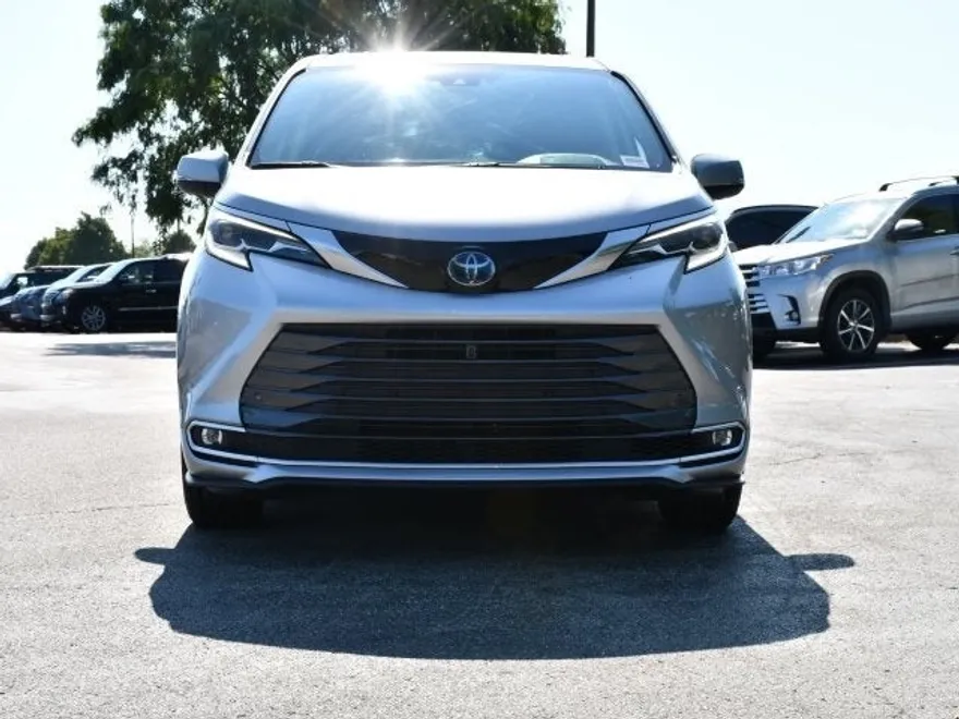 2022 Toyota Sienna Platinum photo 1
