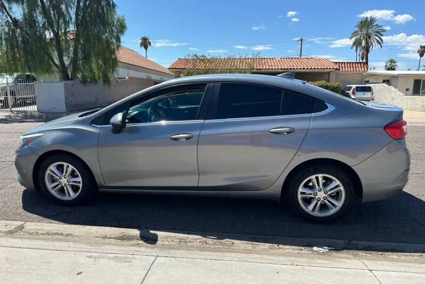 2018 Chevrolet Cruze LT photo 1