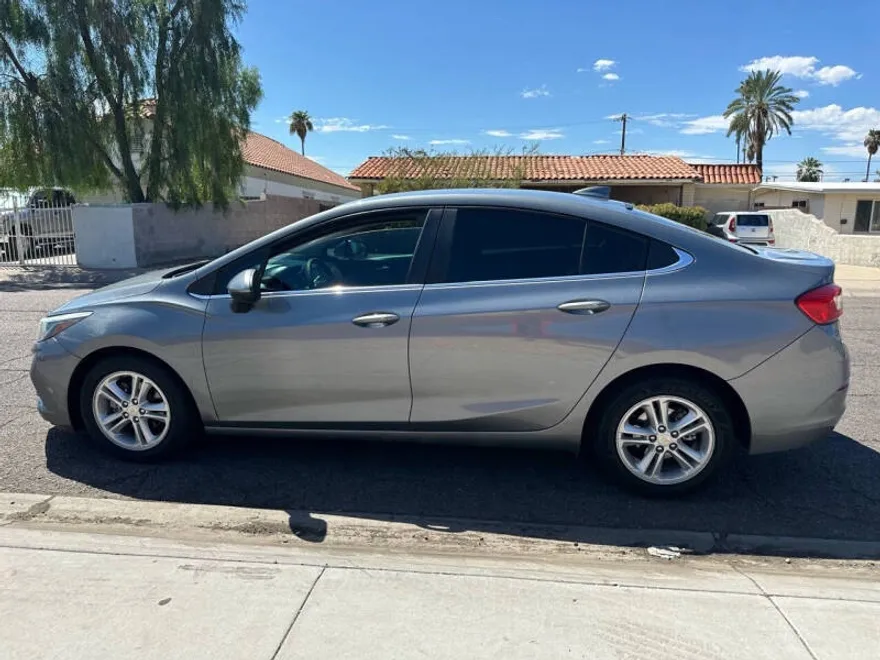 2018 Chevrolet Cruze LT photo 1