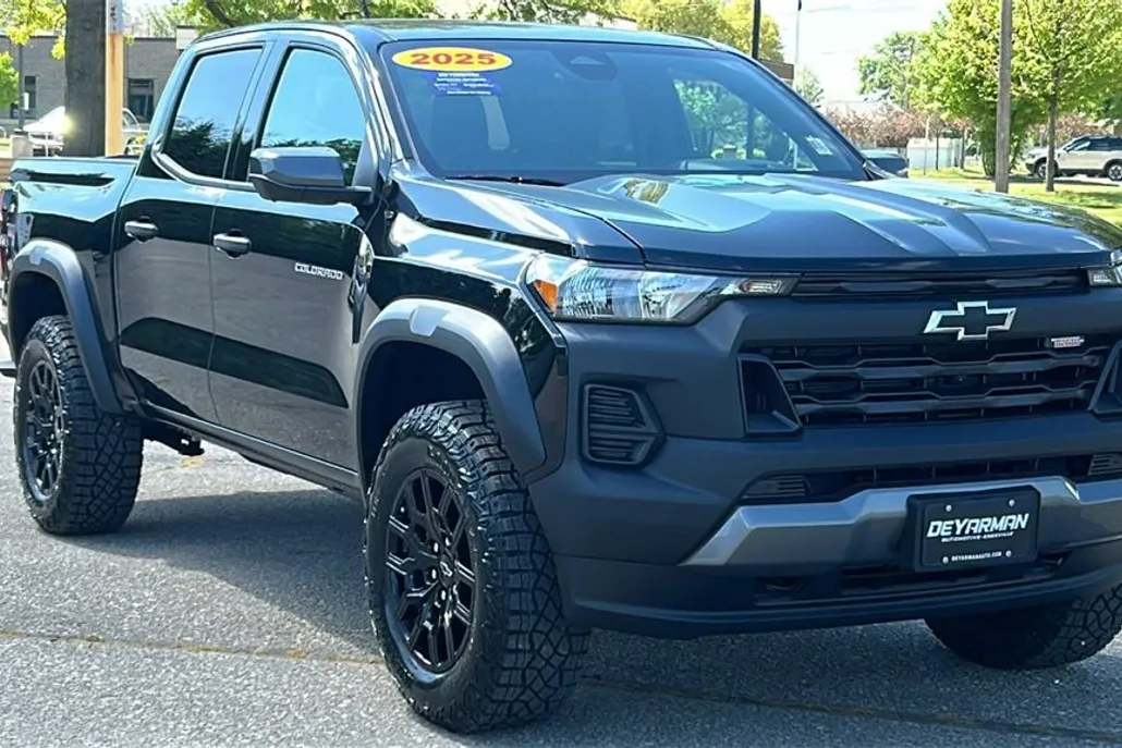 2025 Chevrolet Colorado Trail Boss photo 1