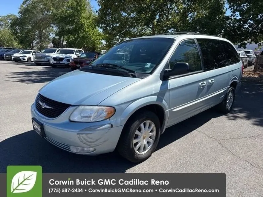 2002 Chrysler Town & Country LXi photo 1