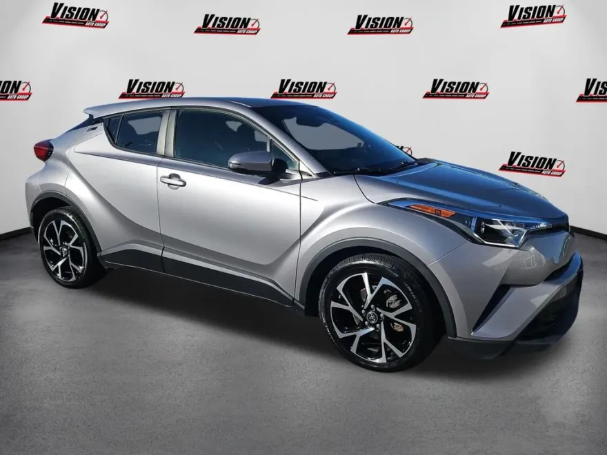 2019 Toyota C-HR LE photo 1