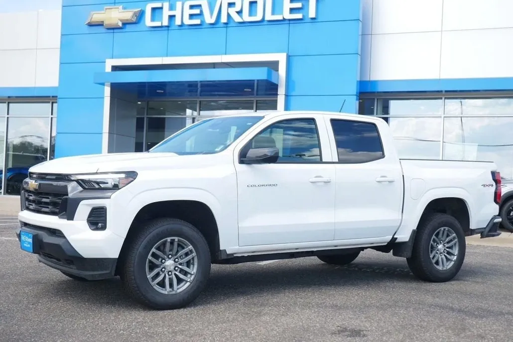2025 Chevrolet Colorado Work Truck LT photo 1