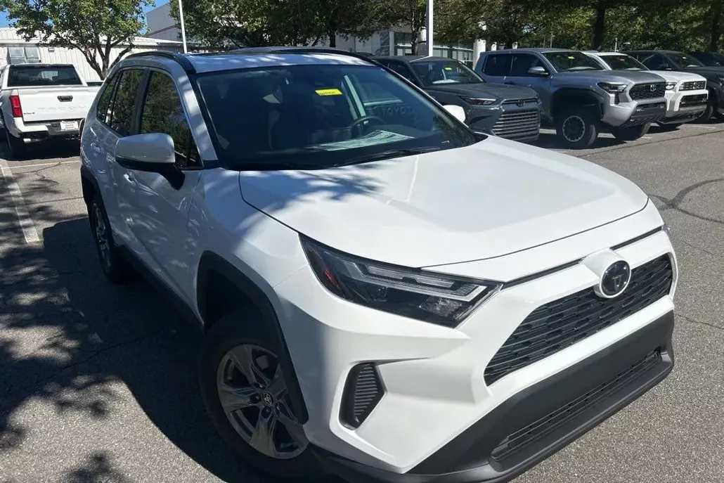 2025 Toyota RAV4 Hybrid XLE photo 1