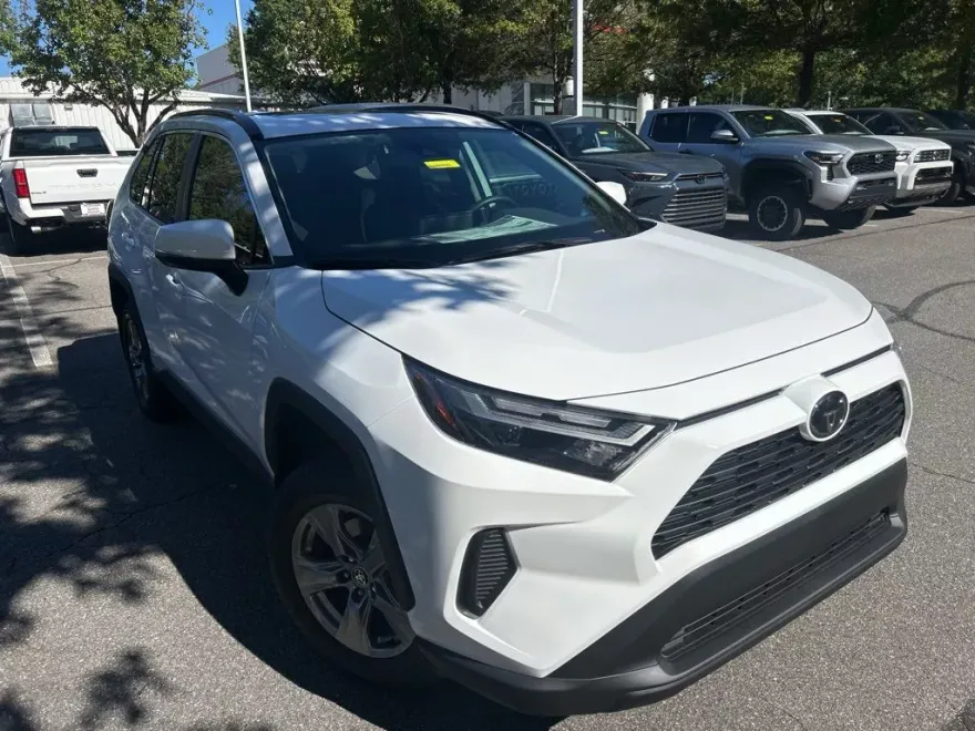 2025 Toyota RAV4 Hybrid XLE photo 1