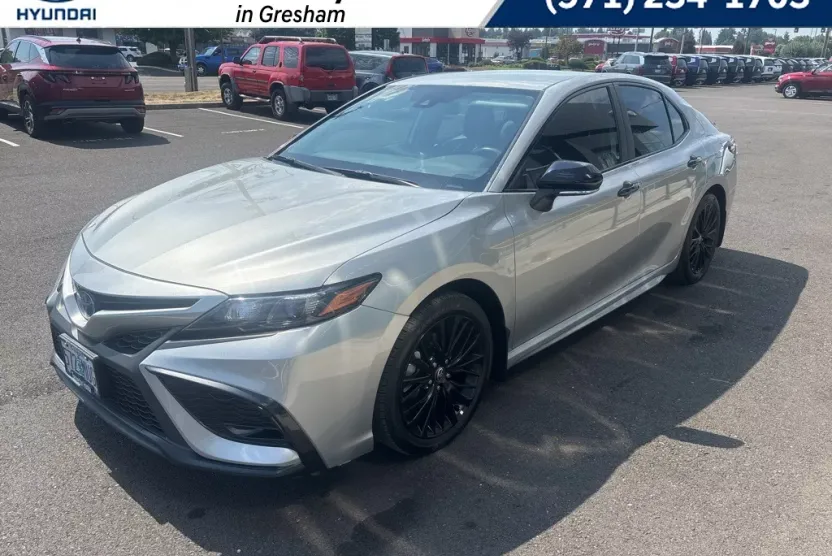 2022 Toyota Camry Hybrid SE photo 1