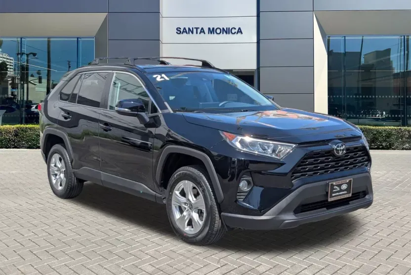2021 Toyota RAV4 XLE photo 1