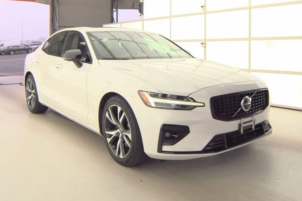 2024 Volvo S60 B5 Plus photo 1