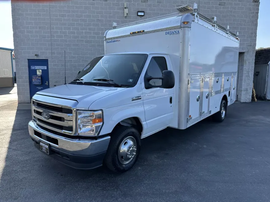 2026 Ford E-450 Cutaway photo 1