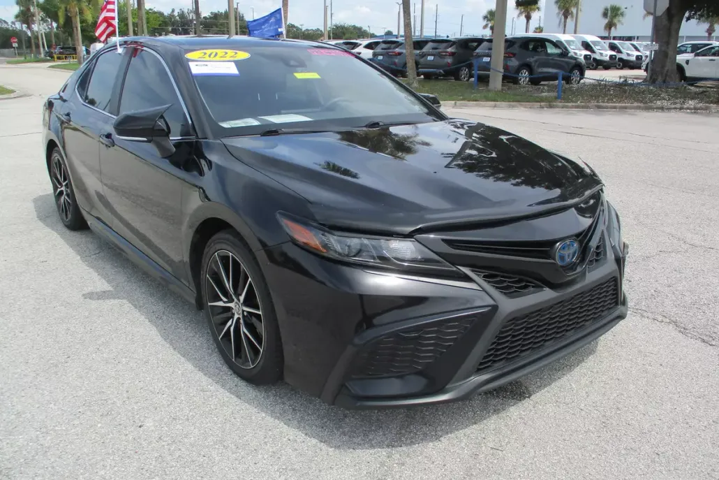 2022 Toyota Camry SE photo 1