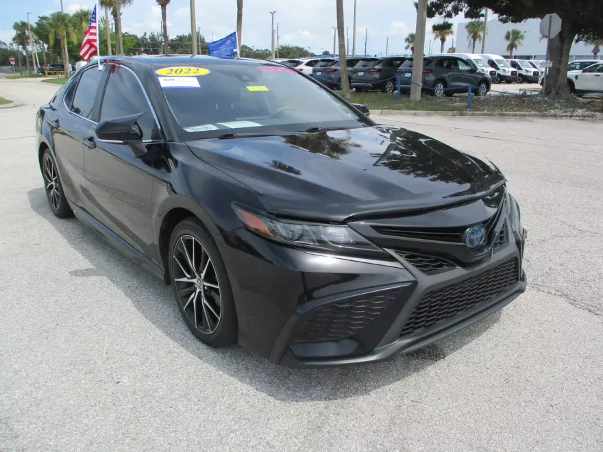 2022 Toyota Camry SE photo 1