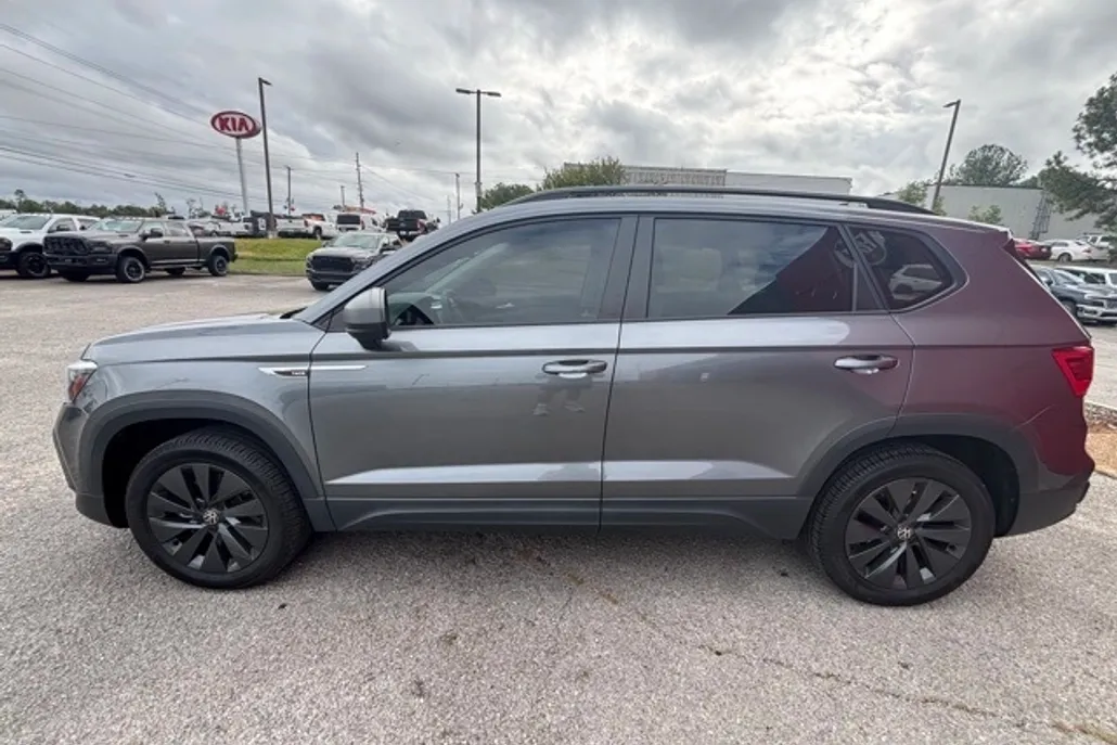2022 Volkswagen Taos S photo 1