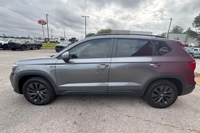 2022 Volkswagen Taos S photo 1