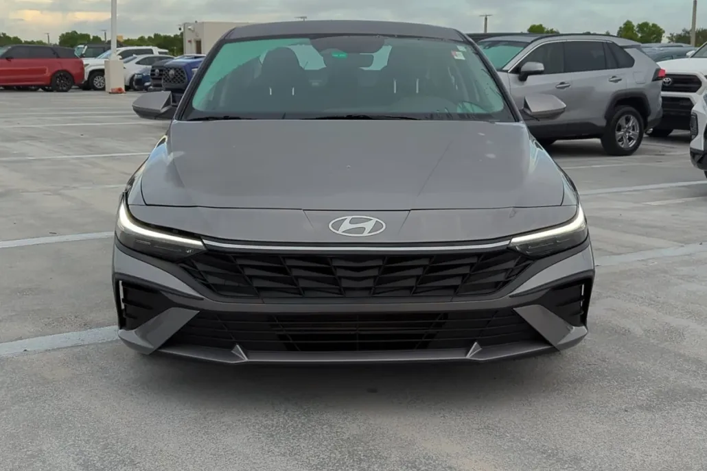 2024 Hyundai Elantra SE photo 1