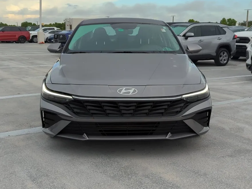 2024 Hyundai Elantra SE photo 1