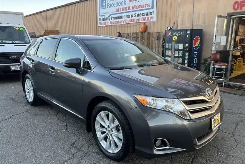 2015 Toyota Venza LE photo 1